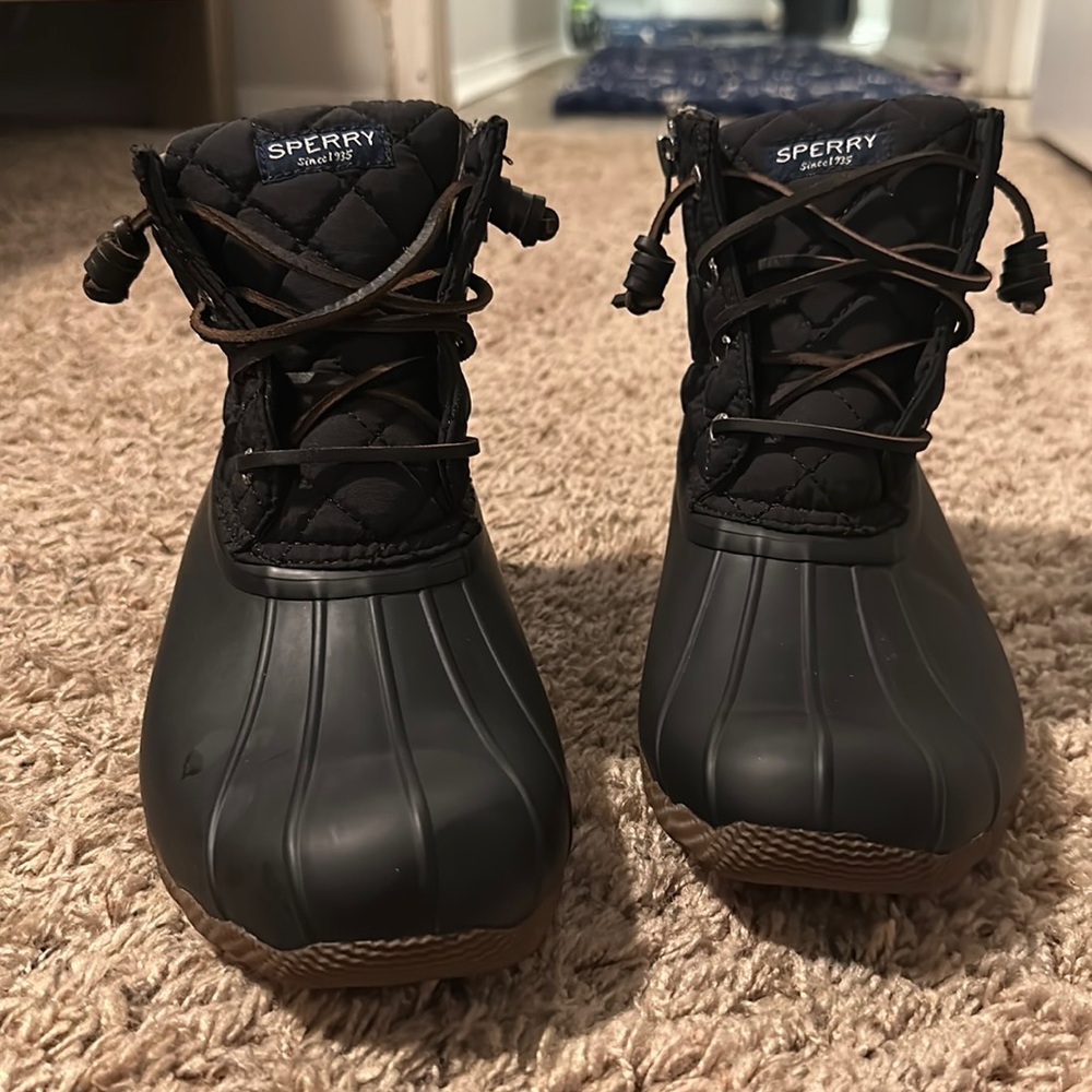 Wmns size 8 Sperry waterproof rubber boot.